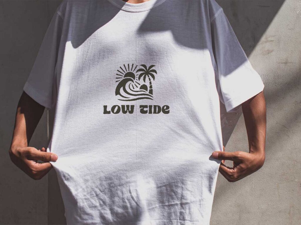 Camiseta blanca con estampado gráfico de inspiración surf, diseño textil minimalista para merchandising de marca costera.