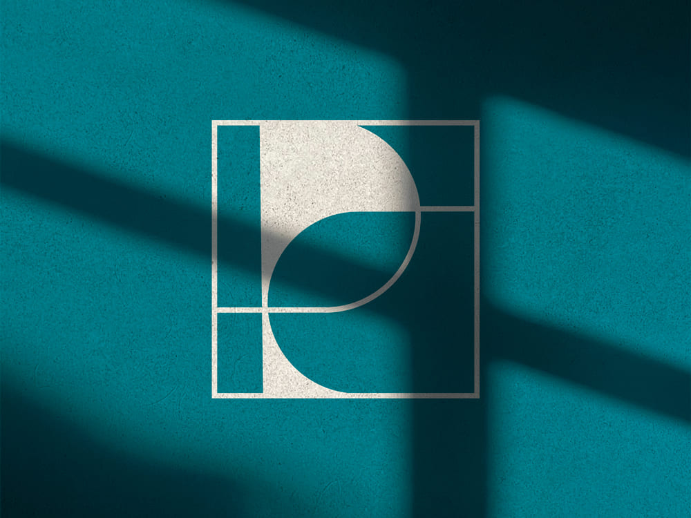 Diseño de logotipo minimalista y geométrico para la marca Rocha, creado por Landa Estudio como parte de un proyecto de branding e identidad visual elegante y profesional.