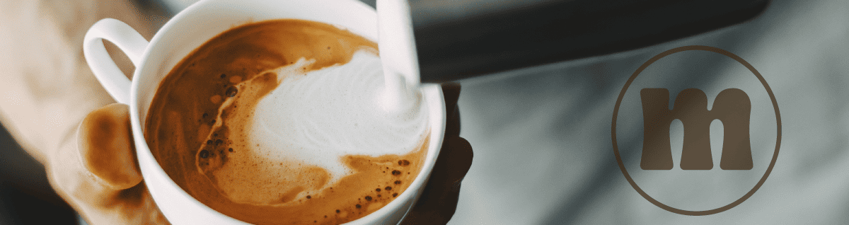 Taza de café con logotipo impreso en servilleta, ejemplo de branding para cafetería con identidad visual coherente y diseño de marca minimalista.