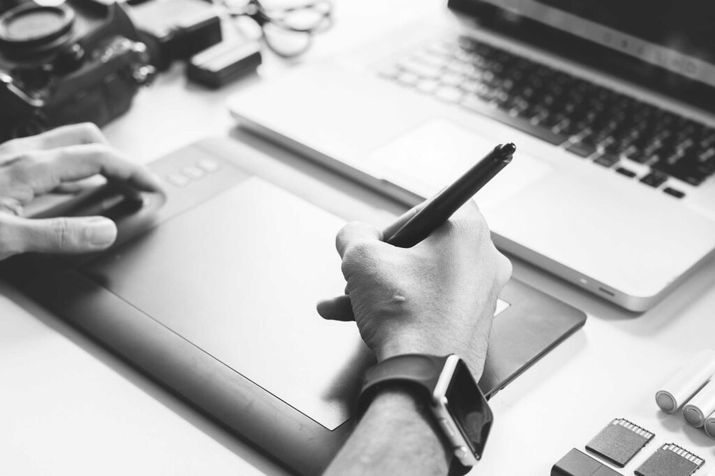 Mano diseñando en una tablet representando el proceso de creación de una marca.