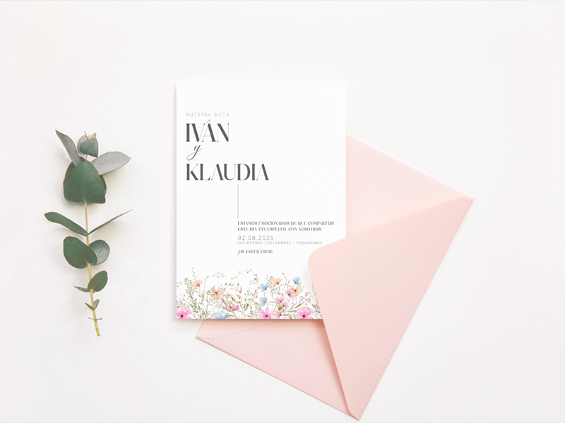 Invitación de boda elegante con sobre rosa pastel y detalle de eucalipto, ejemplo de diseño gráfico para evento nupcial con estilo natural y moderno.