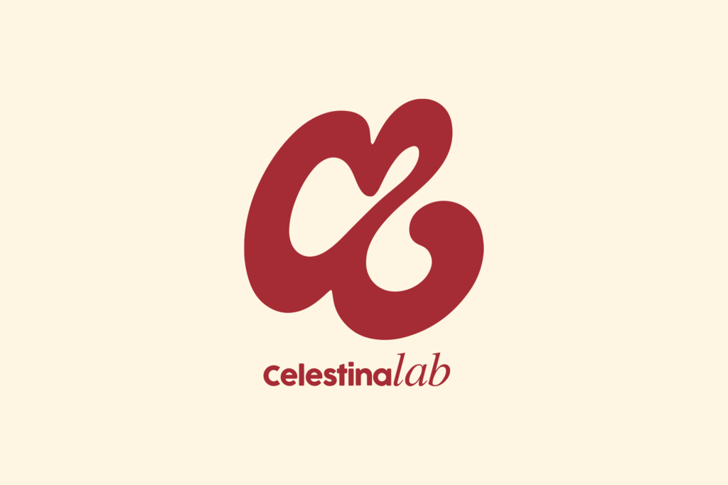 Collar artesanal con medalla grabada con el logotipo de la marca.