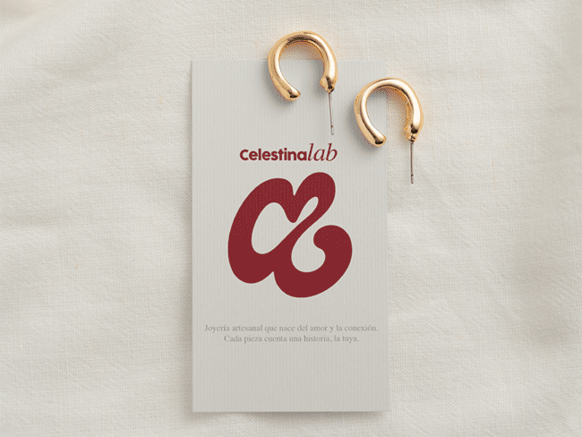 Tarjeta de marca con logotipo y pendientes dorados sobre fondo neutro.