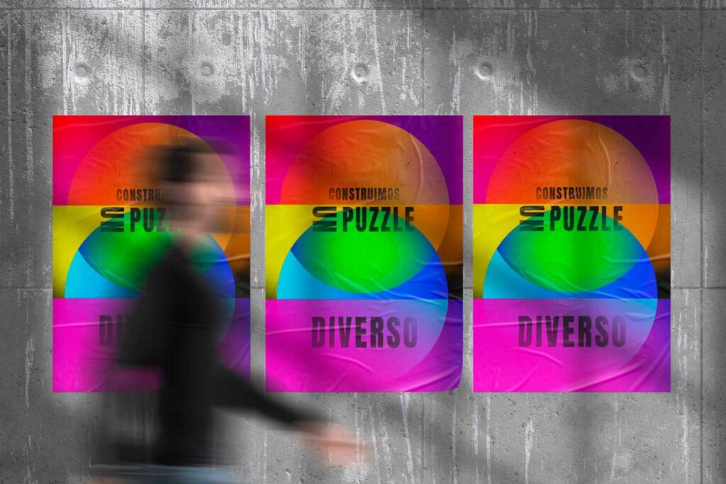 Serie de carteles colocados en pared de cemento, diseño visual con círculos de color y mensaje de diversidad.