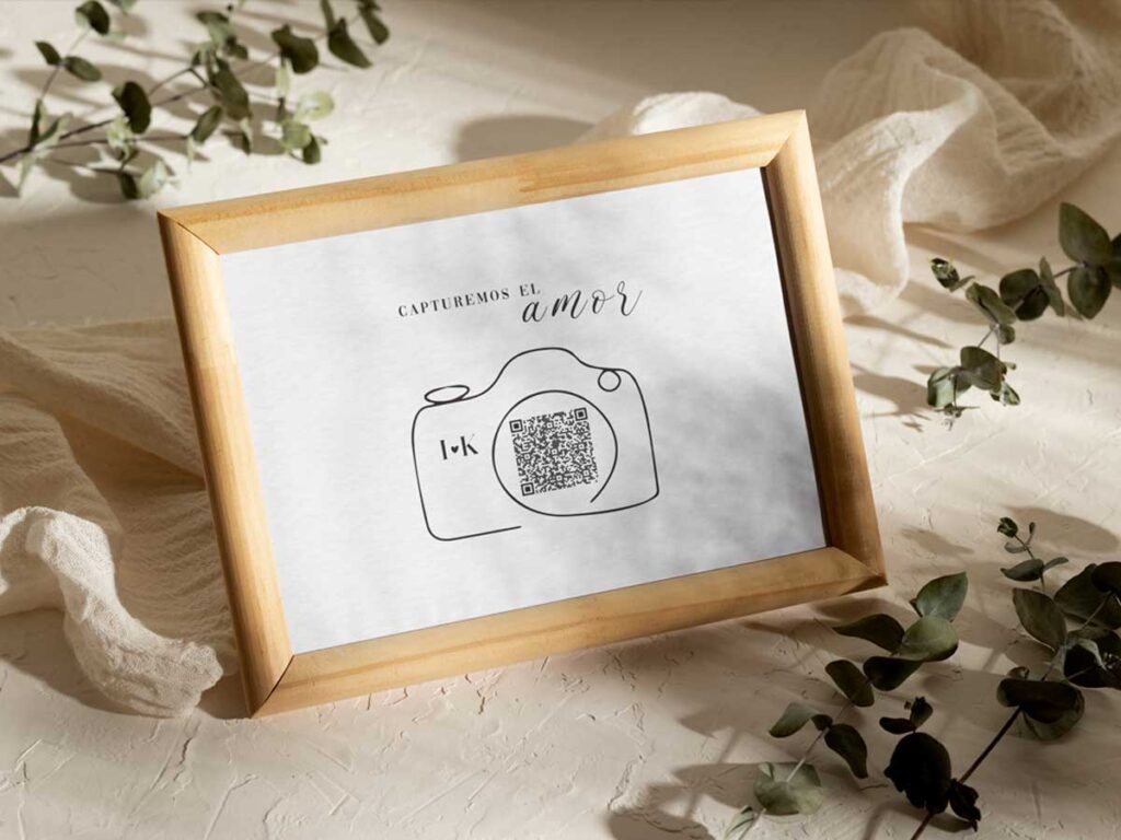 Cuadro decorativo de boda con ilustración de cámara y código QR, detalle interactivo personalizado para invitados.