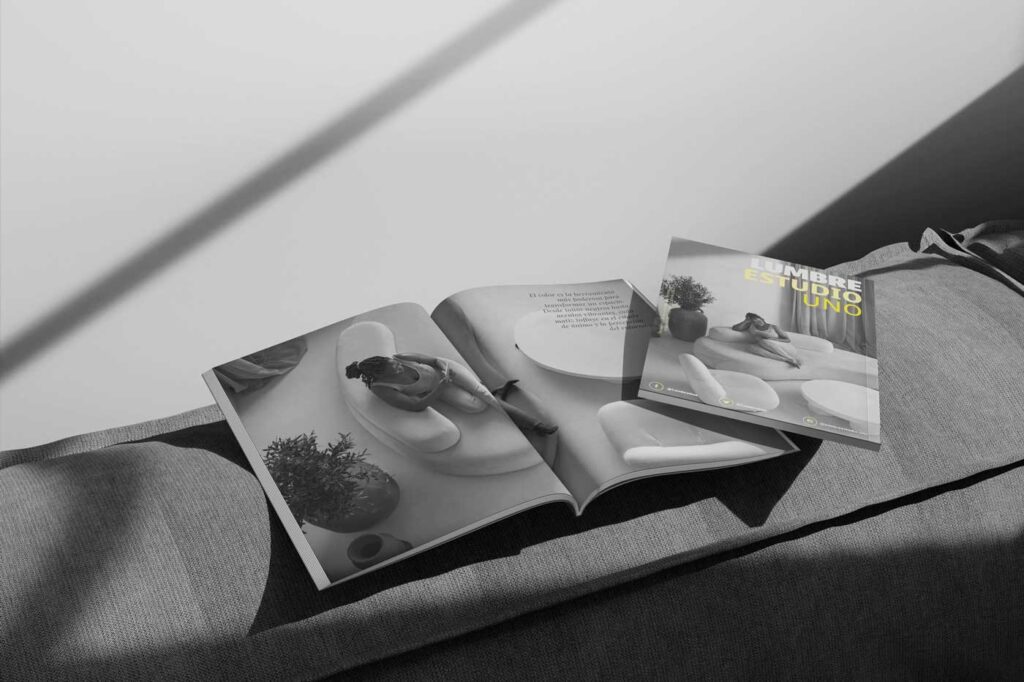 Diseño de revista de interiorismo sobre fondo textil, mostrando la maquetación y equilibrio visual de una publicación impresa.