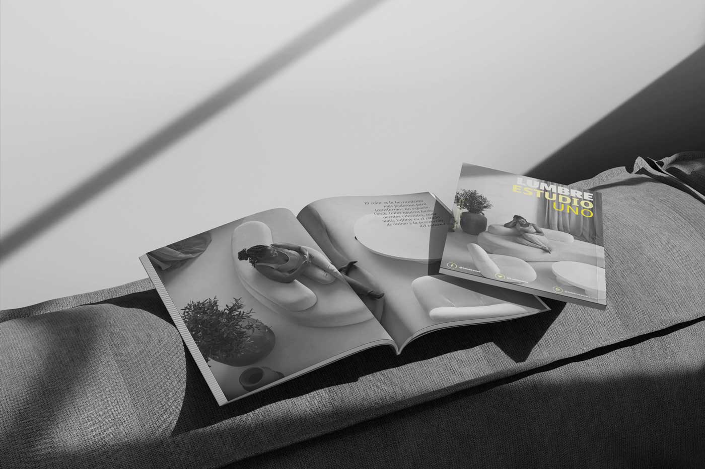 Diseño de revista de interiorismo sobre fondo textil, mostrando la maquetación y equilibrio visual de una publicación impresa.