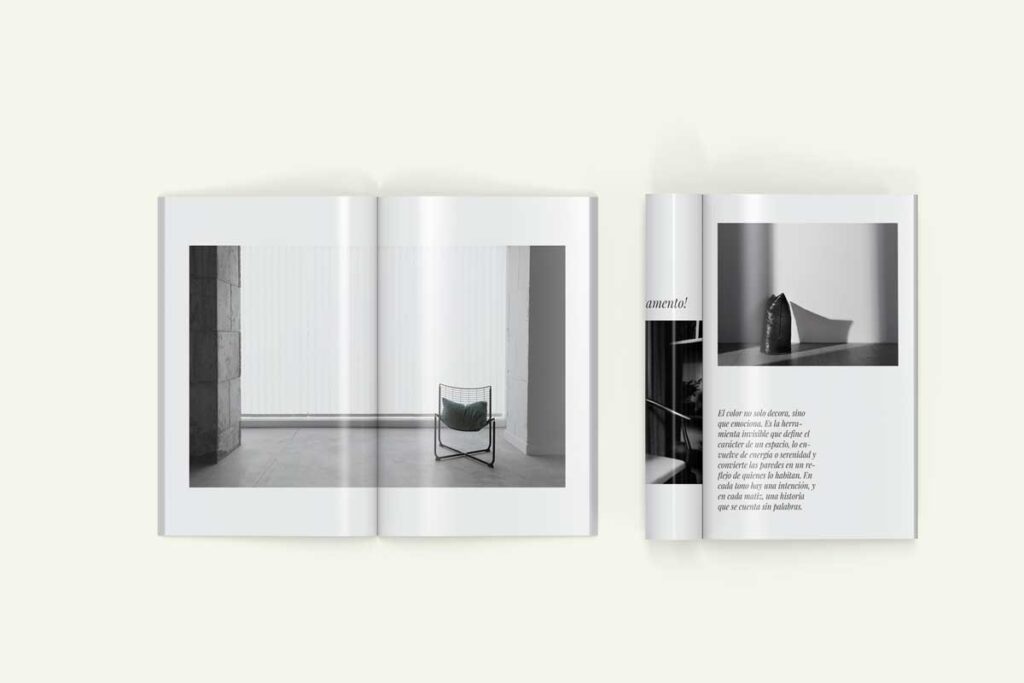 Vista superior de una revista abierta en blanco y negro con composición limpia, ejemplo de maquetación editorial elegante.