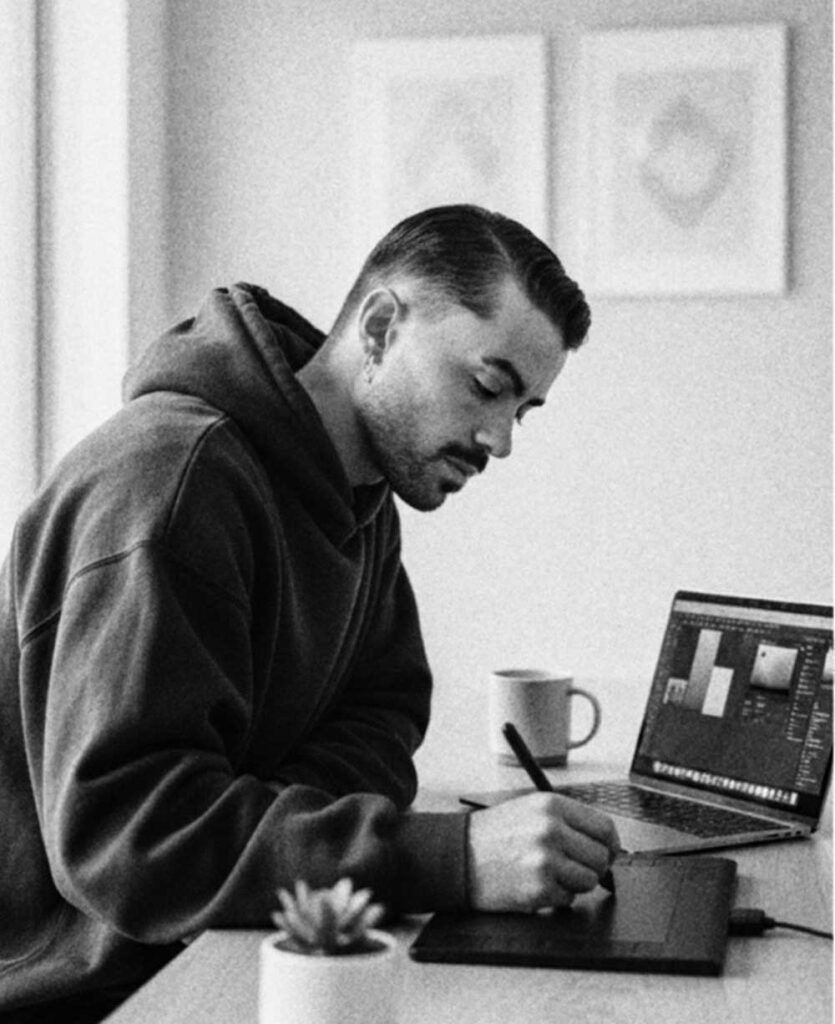 Retrato del diseñador gráfico David Landaluce trabajando en su estudio.