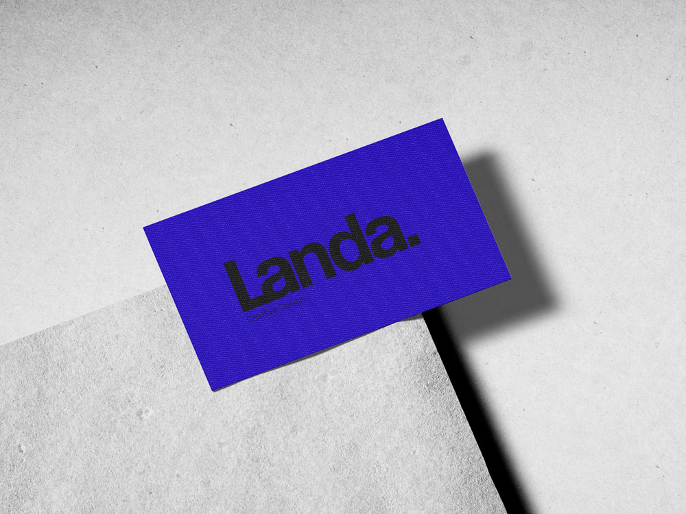 Tarjeta azul con el logotipo de Landa, estudio creativo especializado en diseño gráfico, identidad visual y branding contemporáneo.