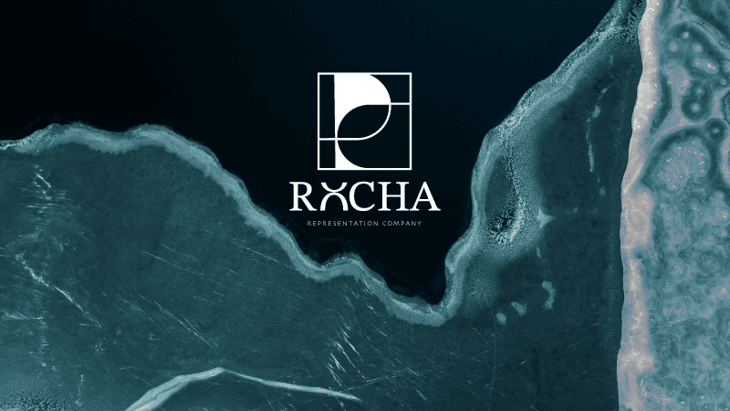 Logotipo de Røcha sobre fondo azul marino, diseño de identidad visual para empresa de representación del sector cerámico y decoración.
