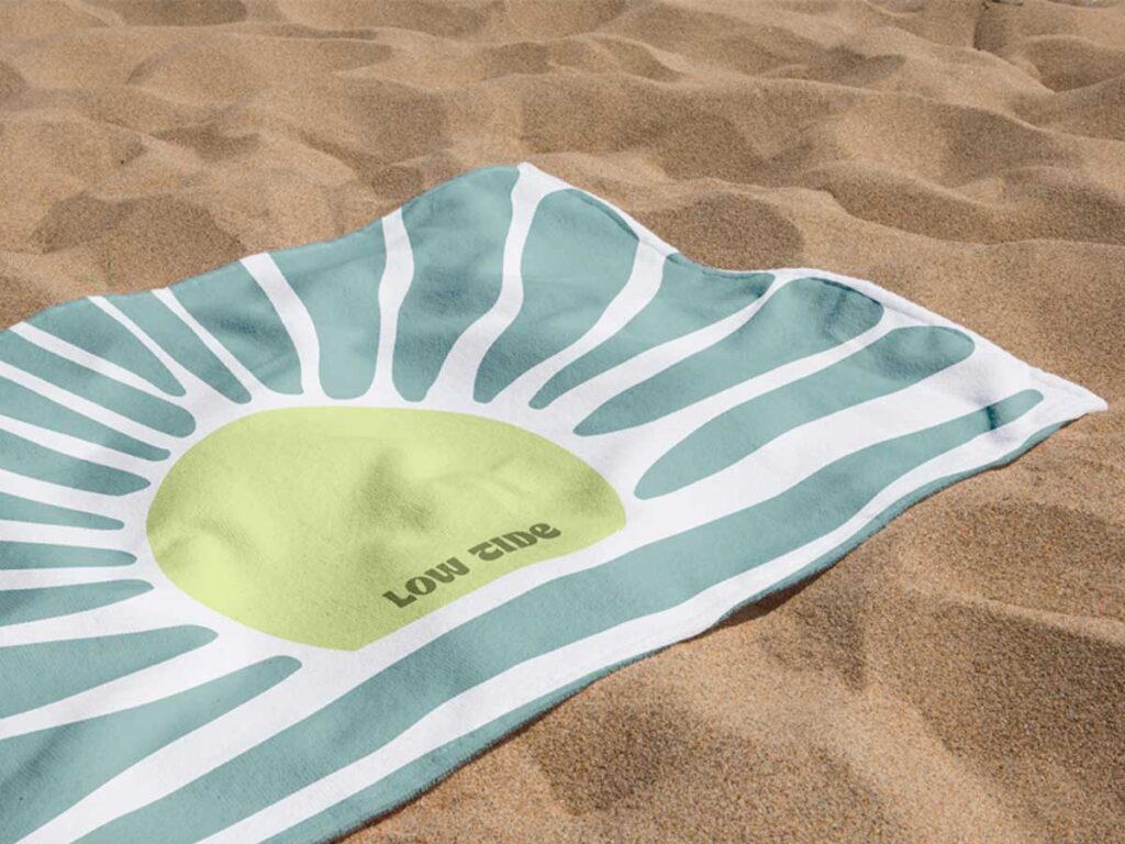 Toalla de playa con estampado gráfico inspirado en el sol y las olas, diseño de identidad visual con estilo fresco y veraniego.