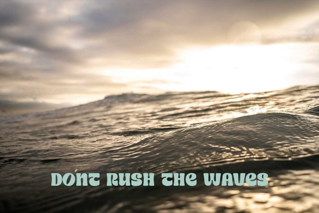 Cartel con mensaje “Don’t rush the waves” del proyecto Low Tide, diseño visual inspirado en el mar y la calma del estilo surf.
