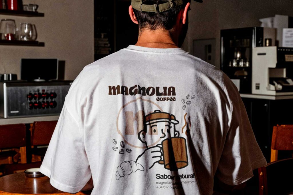Diseño ilustrado impreso en la parte trasera de una camiseta, ejemplo de personalización textil con identidad visual coherente.