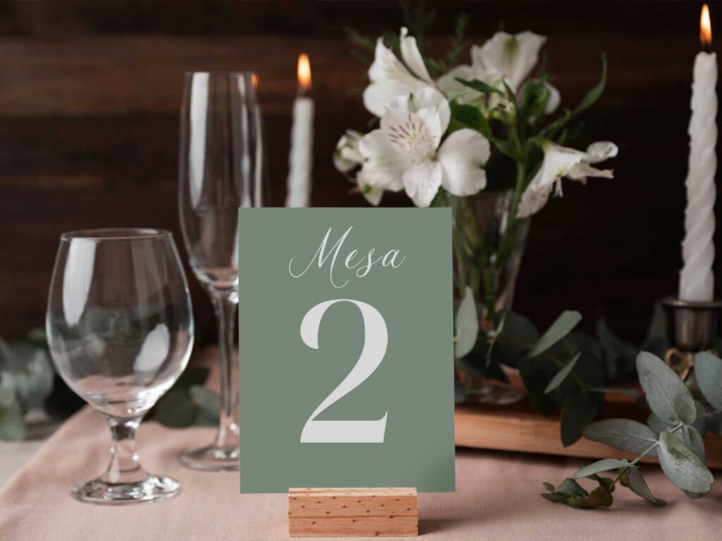 Número de mesa para boda en color verde oliva con tipografía elegante, parte del diseño gráfico y la decoración de mesa nupcial.