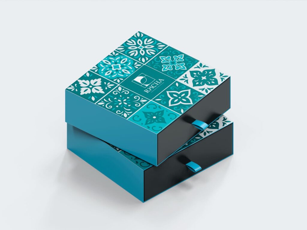 Diseño de caja corporativa con patrón cerámico en tonos turquesa, blanco y negro, parte del proyecto de branding, identidad visual y packaging para la marca Rocha desarrollado por Landa Estudio.