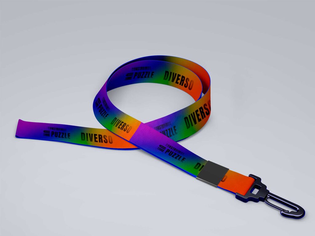 Cinta de llavero con colores del arcoíris y mensaje inclusivo, elemento de identidad visual de una campaña.