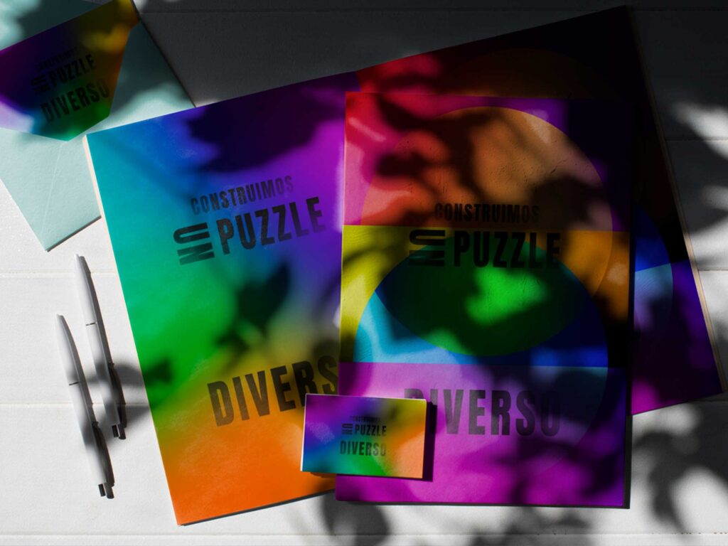 Conjunto de materiales de papelería con colores del orgullo, representando diversidad y creatividad visual.