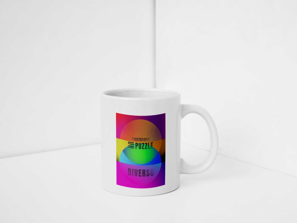 Taza con diseño colorido del orgullo LGTBIQ+, ejemplo de aplicación de identidad gráfica en merchandising.