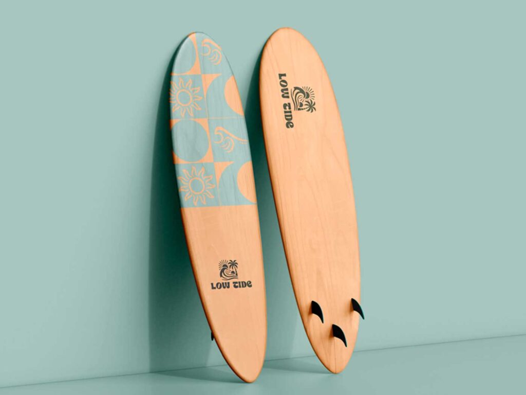 Tablas de surf personalizadas con diseño gráfico geométrico y tonos naturales, ejemplo de aplicación artesanal del branding en productos deportivos.