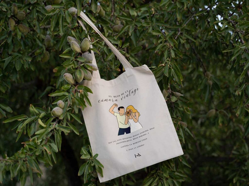 Bolsa tote bag personalizada para boda con ilustración de los novios, detalle sostenible y original para invitados.