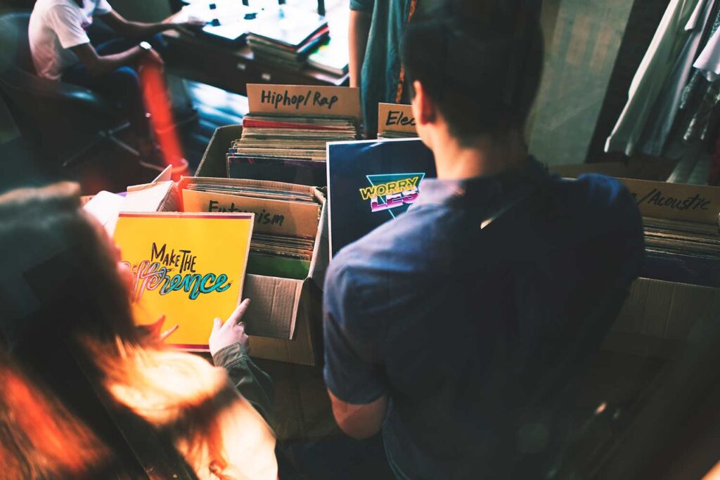 Diseño gráfico coherente de marca: ejemplo de cartelería, web y redes sociales con la misma identidad visual.